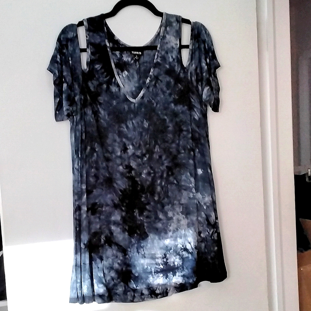 *Torrid* Super Soft V-Neck Cold Shoulder Tee, Torrid, Size 1